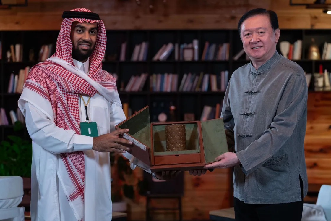معالي السفير الصيني لدى المملكة يكرّم سمير محمد مؤسس مجتمع نيهاو